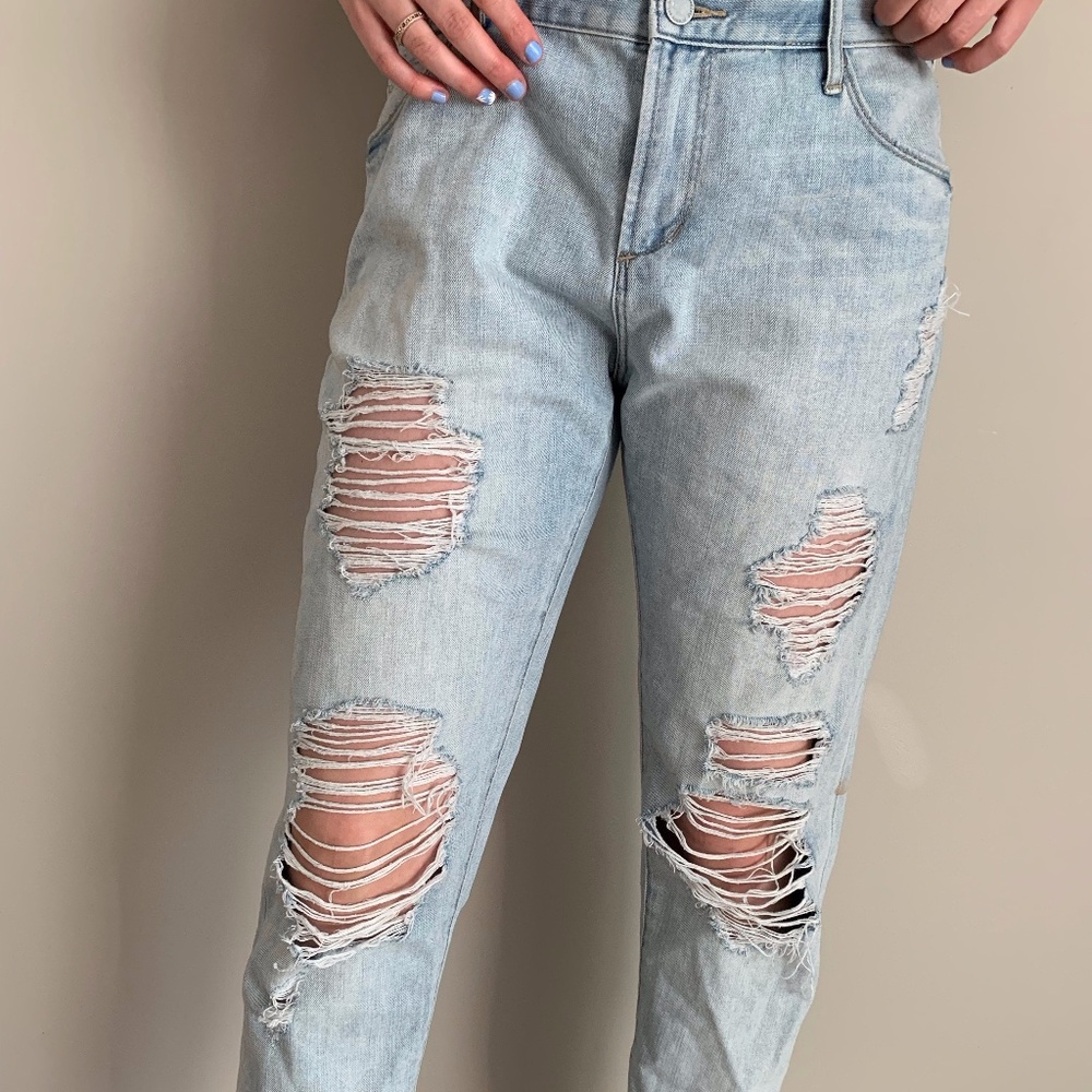 Distressed mom jeans/slim fit jeans